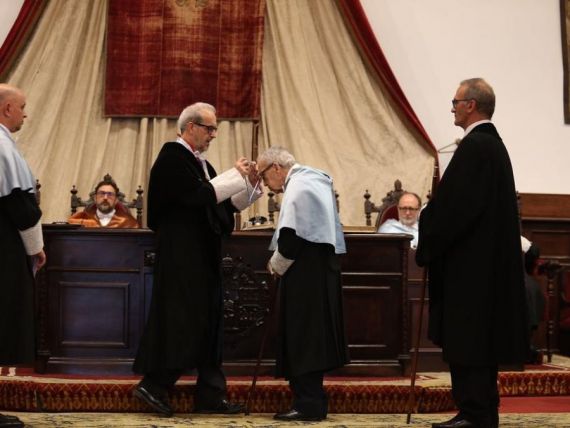 5 El rector de Salamanca, Daniel Hernández Ruipérez imponiendo la medalla del Honoris Causa a García Baena
