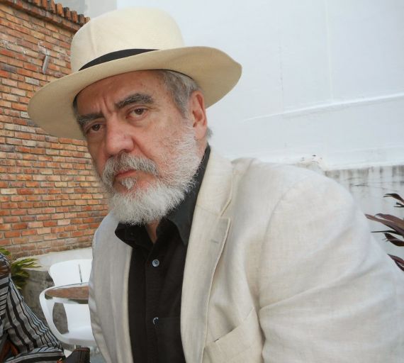 7 El poeta y ensayista Alejandro Oliveros