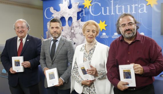 1 Enrique Cabero, Julio López Revuelta, Pilar Fernández Labrador y Alfredo Pérez Alencart, con la antología (foto de José Amador Martín)