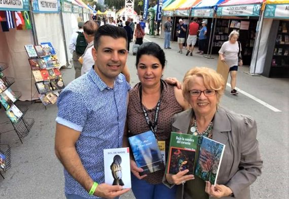 2 Odalys Interián en una feria de libros